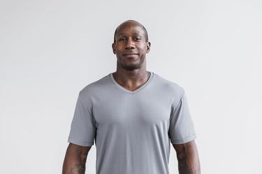 T-Shirt Nobull Lightweight V-Neck Homme Grise Foncé | QO5149327